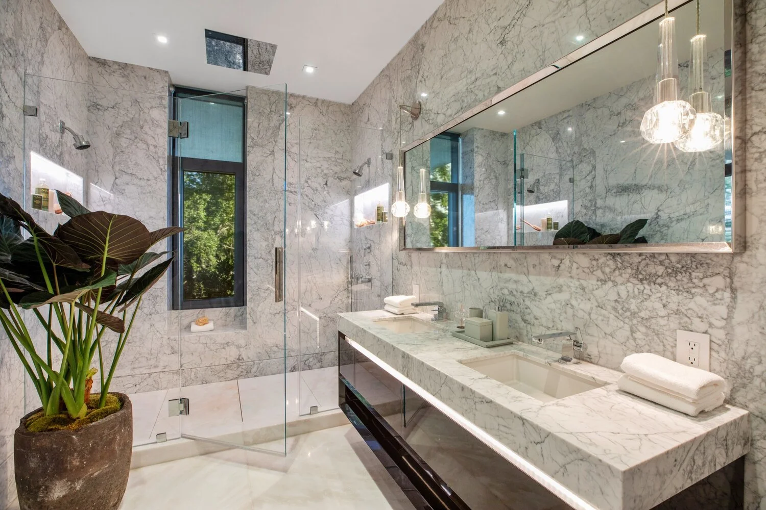 guestbathrooms-Summitridge-Drive-beverly-hills-modern-guest-house-bathroom.webp